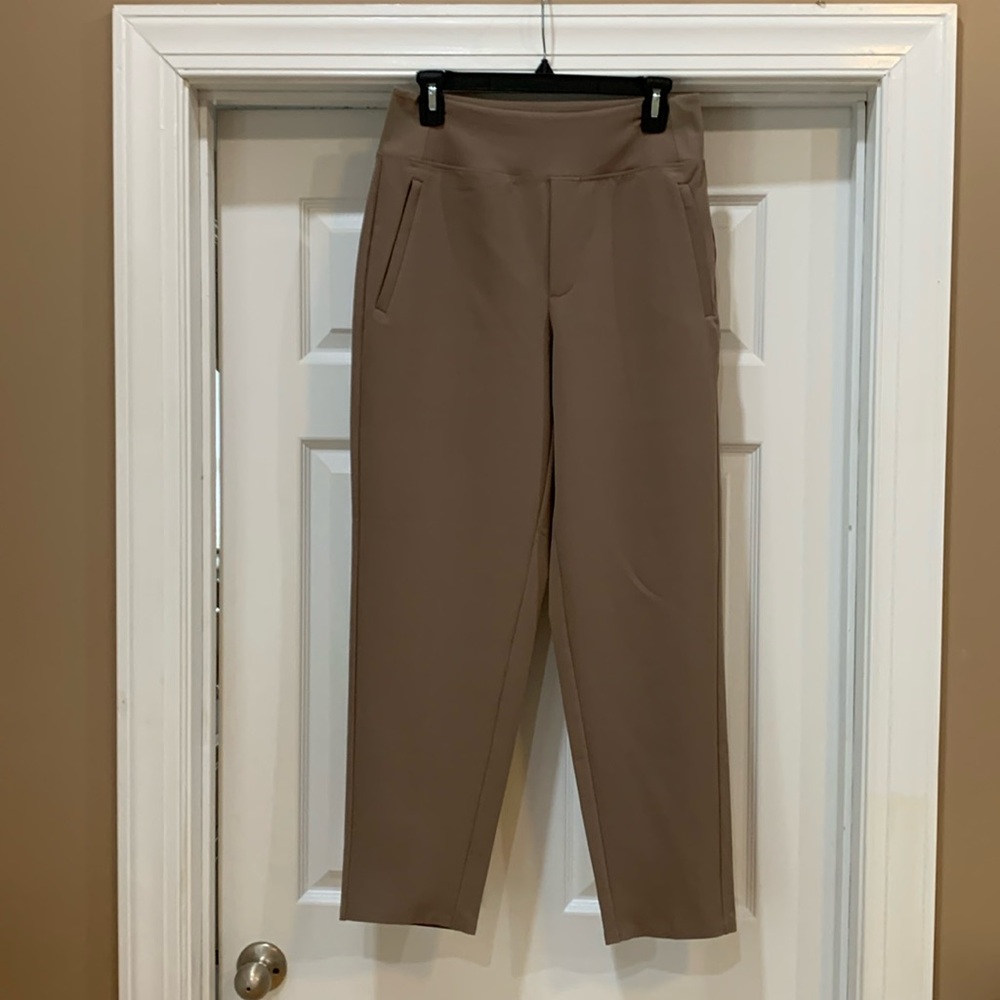 Athleta. Endless high rise pants. Trousers. EUC. Size 6.